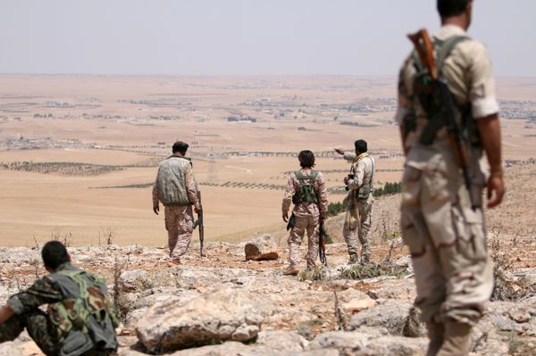 Fighters of the Manbij military council take an overwatch position in the southern rural area of Manbij, in Aleppo Governorate, Syria June 1, 2016 - Sputnik International