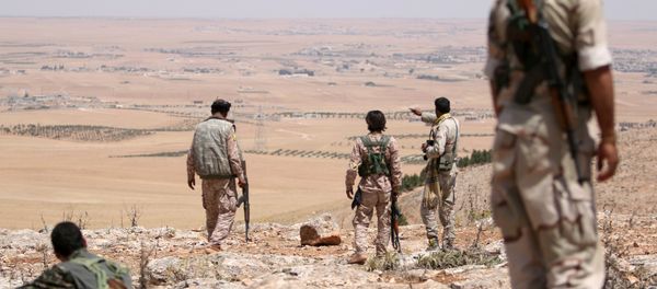 Fighters of the Manbij military council take an overwatch position in the southern rural area of Manbij, in Aleppo Governorate, Syria June 1, 2016 - Sputnik International