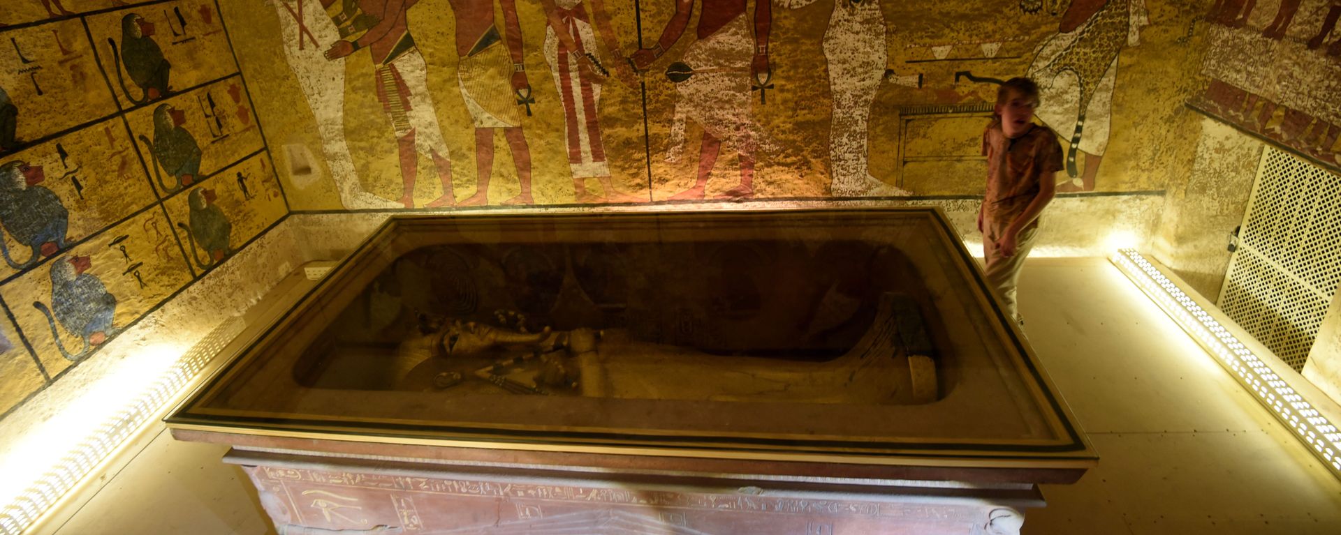 A picture taken on April 1, 2016, shows the golden sarcophagus of King Tutankhamun displayed in his burial chamber in the Valley of the Kings, close to Luxor, 500 kms south of the Egyptian capital Cairo A picture taken on April 1, 2016, shows the golden sarcophagus of King Tutankhamun displayed in his burial chamber in the Valley of the Kings, close to Luxor, 500 kms south of the Egyptian capital Cairo - Sputnik International, 1920, 30.11.2019