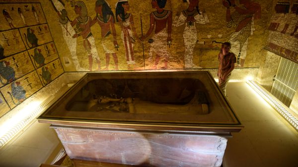 A picture taken on April 1, 2016, shows the golden sarcophagus of King Tutankhamun displayed in his burial chamber in the Valley of the Kings, close to Luxor, 500 kms south of the Egyptian capital Cairo - Sputnik International