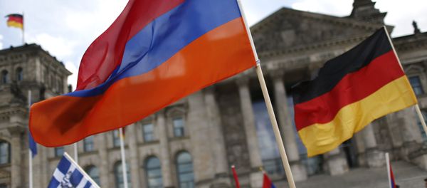 Supporters wave Armenian and German flags in front of the Reichstag, the seat of the lower house of parliament Bundestag in Berlin, Germany, June 2, 2016, as they protest in favour of approval of a symbolic resolution by Germany's parliament that declares the 1915 massacre of Armenians by Ottoman forces a genocide - Sputnik International