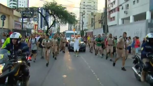 Man falls with the Olympic torch in Brazil - Sputnik International