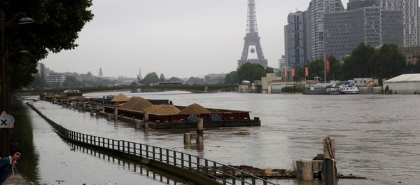 Barges are moored together near the Eiffel Tower as high waters cover the banks of the Seine River in Paris, France, after days of almost non-stop rain caused flooding in the country, June 2, 2016 Barges are moored together near the Eiffel Tower as high waters cover the banks of the Seine River in Paris, France, after days of almost non-stop rain caused flooding in the country, June 2, 2016 - Sputnik International