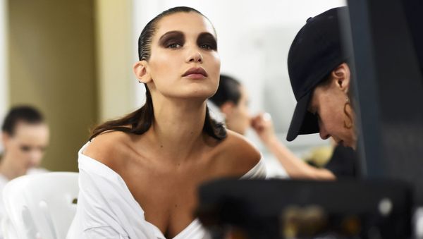 Модель Белла Хадид во время подготовки к показу Dior в Великобритании - Sputnik International