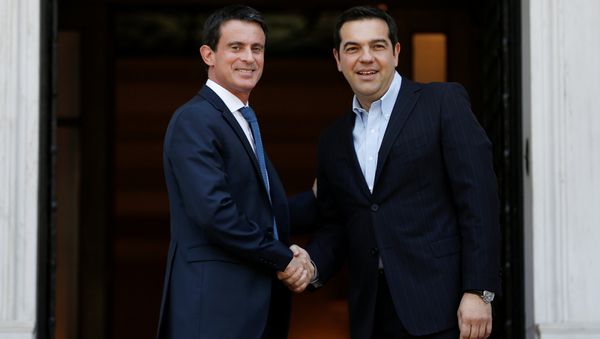 Greek Prime Minister Alexis Tsipras (R) welcomes his French counterpart Manuel Valls at the Maximos Mansion in Athens, Greece, June 3, 2016. - Sputnik International
