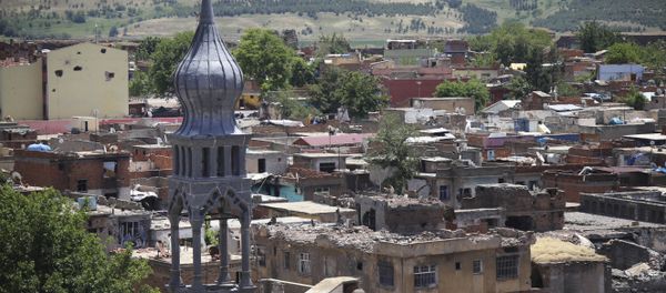Many of the buildings and roof-tops show recent damage from recent military clashes in parts of the historic district of the mainly Kurdish city of Diyarbakir, southeastern Turkey, Sunday, May 22, 2016 - Sputnik International