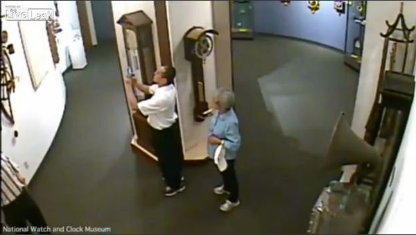 Man ignores museum rules, touches priceless Clock which falls from wall and smashes - Sputnik International