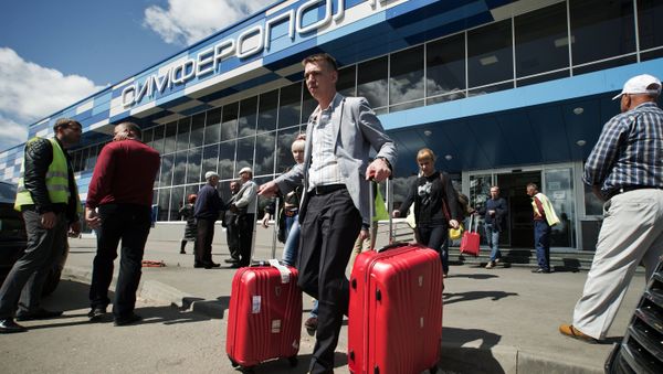 Tourists seen leaving the Simferopol International Airport, on having arrived for vacations in the Crimea - Sputnik International