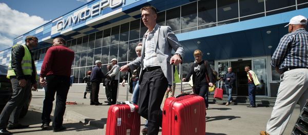 Tourists seen leaving the Simferopol International Airport, on having arrived for vacations in the Crimea - Sputnik International