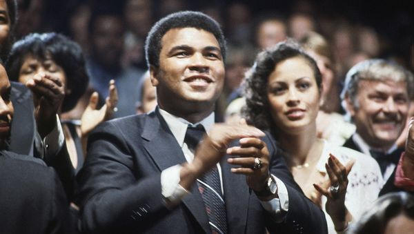 Heavyweight champ Muhammad Ali shown with wife, Veronica in Los Angeles at Los Angeles Lakers Basketball game on Sept. 6, 1979 - Sputnik International