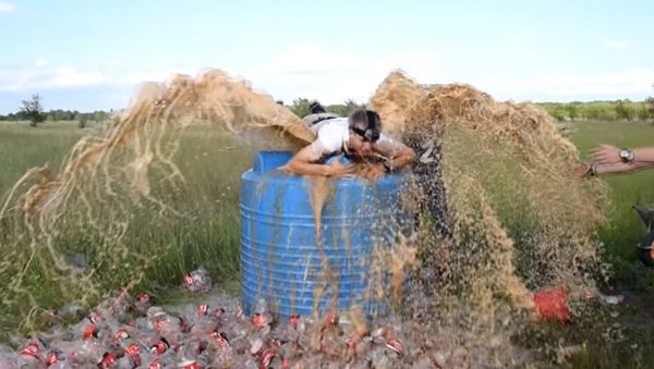 1000 liters of Coca-Cola + Mentos - Sputnik International