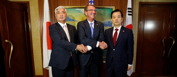 U.S. Secretary of Defence Ash Carter meets with South Korea's Minister of Defence Han Minkoo (R) and Japan's Minister of Defence Gen Nakatani for a trilateral at the IISS Shangri-La Dialogue in Singapore June 4, 2016 U.S. Secretary of Defence Ash Carter meets with South Korea's Minister of Defence Han Minkoo (R) and Japan's Minister of Defence Gen Nakatani for a trilateral at the IISS Shangri-La Dialogue in Singapore June 4, 2016 - Sputnik International