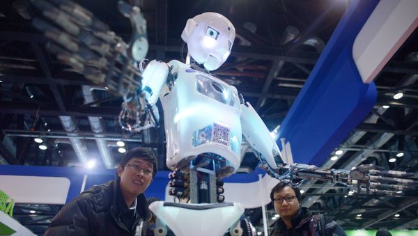This picture taken on November 24, 2015 shows visitors watching a robot (C) demonstration during the World Robot Conference in Beijing - Sputnik International