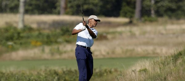 President Barack Obama watches the flight of his ball as he tees off while golfing at Vineyard Golf Club, in Edgartown, Mass - Sputnik International