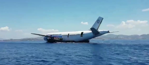 Airbus A300 passenger aircraft sunk into the sea - Sputnik International