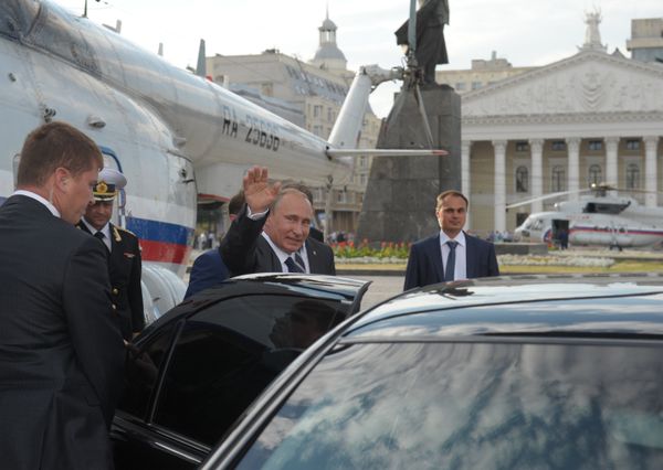 President Vladimir Putin (second right) gets into a car in Voronezh. (File) President Vladimir Putin (second right) gets into a car in Voronezh. (File) - Sputnik International
