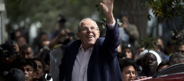 Presidential candidate Pedro Pablo Kuczynski of the Peruanos por el Kambio political party greets supporters after casting his vote in Lima, Peru, Sunday, June 5, 2016. Presidential candidate Pedro Pablo Kuczynski of the Peruanos por el Kambio political party greets supporters after casting his vote in Lima, Peru, Sunday, June 5, 2016. - Sputnik International