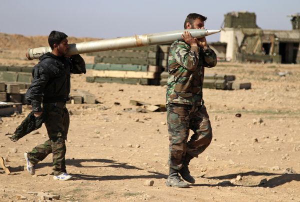 Soldiers from the Syrian army carry a rocket to fire at Daesh positions in the province of Raqqa, Syria Soldiers from the Syrian army carry a rocket to fire at Daesh positions in the province of Raqqa, Syria - Sputnik International