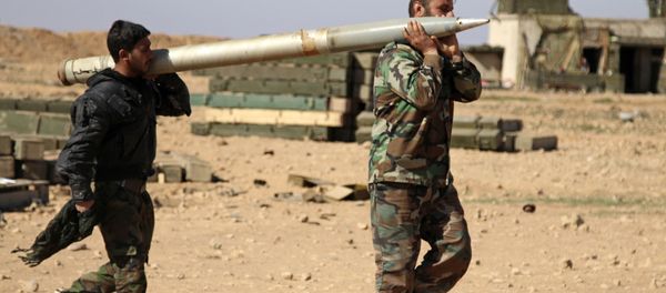 Soldiers from the Syrian army carry a rocket to fire at Daesh positions in the province of Raqqa, Syria Soldiers from the Syrian army carry a rocket to fire at Daesh positions in the province of Raqqa, Syria - Sputnik International