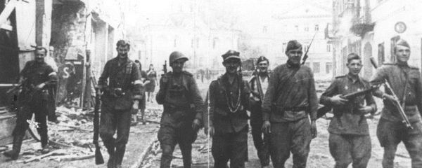 Soviet and Polish Armia Krajowa soldiers in Vilnius, July 1944. Soviet and Polish Armia Krajowa soldiers in Vilnius, July 1944. - Sputnik International