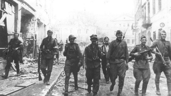 Soviet and Polish Armia Krajowa soldiers in Vilnius, July 1944. - Sputnik International