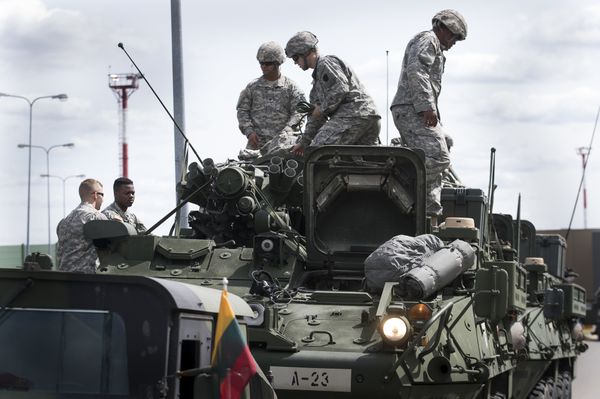 Members of the U.S. Army of the Pennsylvania National Guard unload equipment as they arrive at a airport in Vilnius, Lithuania, Sunday, June 5, 2016. - Sputnik International