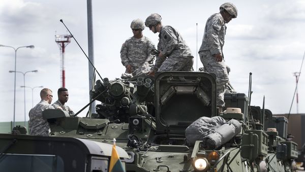 Members of the U.S. Army of the Pennsylvania National Guard unload equipment as they arrive at a airport in Vilnius, Lithuania, Sunday, June 5, 2016. Members of the U.S. Army of the Pennsylvania National Guard unload equipment as they arrive at a airport in Vilnius, Lithuania, Sunday, June 5, 2016. - Sputnik International
