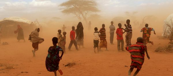 Newly-arrived refugees run away from a cloud of dust at the Dagahaley refugee camp in Dadaab, near Kenya's border with Somalia in Garissa County, Kenya, July 16, 2011. - Sputnik International