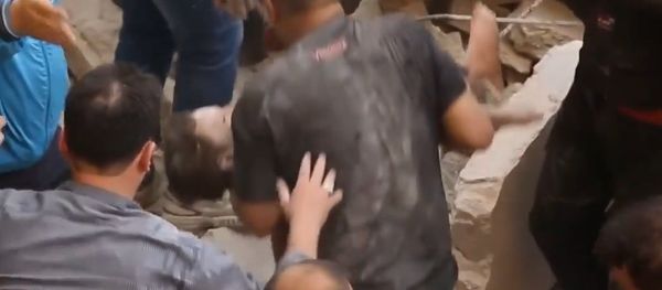 Rescuers Pull 1-Year-Old Girl Out of Ruins in Syria After Al-Nusra Bombing Rescuers Pull 1-Year-Old Girl Out of Ruins in Syria After Al-Nusra Bombing - Sputnik International