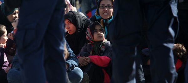 The suggestion to tackle migrant influx to the European Union by keeping migrants on islands, based on the Australian model, is currently under discussion in Austria, the country's interior ministry's spokesperson told Sputnik on Monday - Sputnik International