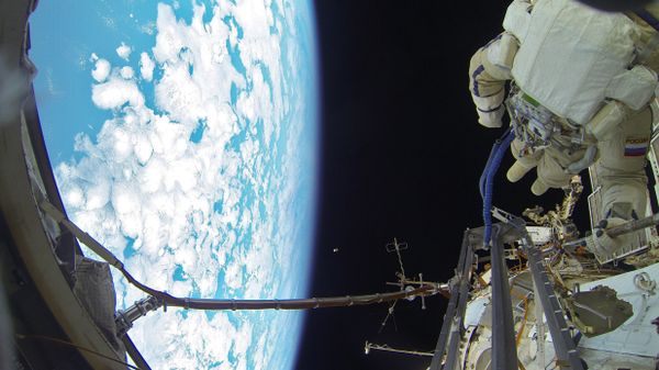 Space walk by Russian Cosmonauts - Sputnik International