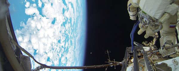 Space walk by Russian Cosmonauts - Sputnik International