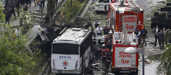 Fire engines stand beside a Turkish police bus which was targeted in a bomb attack in a central Istanbul district, Turkey, June 7, 2016. - Sputnik International