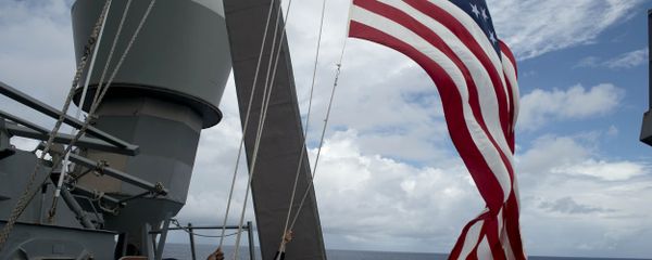 US Navy personnel raise their flag US Navy personnel raise their flag - Sputnik International