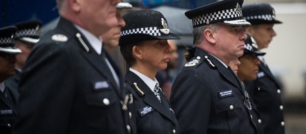 Deputy Commissioner of Britain's Metropolitan Police Craig Mackey (3rd R) leads police officers in a two minute silence outside Scotland Yard in London, on January 8, 2015. - Sputnik International