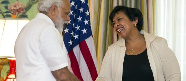 Attorney General Lorreta Lynch, right, and Indian Prime Minister Narendra Modi shake hands during a ceremony marking the repatriation of over 200 artifacts to the Indian government, at Blair House in Washington, Monday, June 6, 2016. - Sputnik International