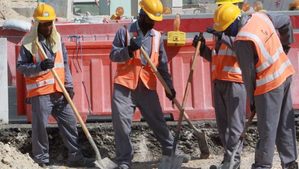 Workers are seen at a construction site in Doha, on November 16, 2014. - Sputnik International