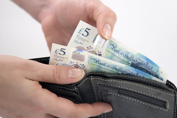 New £5 notes in a wallet. New £5 notes in a wallet. - Sputnik International