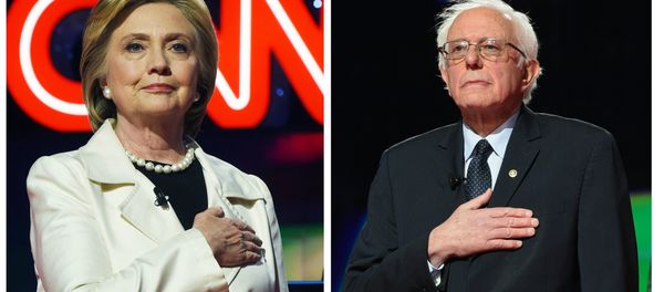 This two-picture combination shows US Democratic presidential candidates Hillary Clinton (L) and Bernie Sanders This two-picture combination shows US Democratic presidential candidates Hillary Clinton (L) and Bernie Sanders - Sputnik International