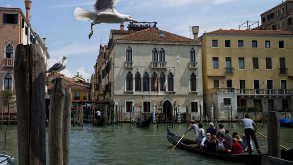 Tourists sit in a gondola on the Grand Canal on June 3, 2016 in Venice. - Sputnik International