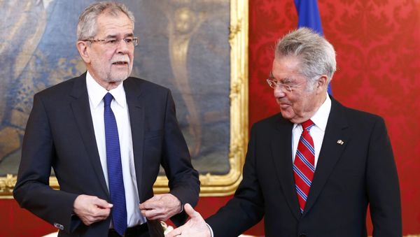 Austrian President Heinz Fischer (R) welcomes President-elect Alexander Van der Bellen in his office in Vienna, Austria, May 24, 2016. - Sputnik International