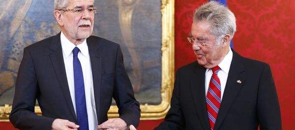 Austrian President Heinz Fischer (R) welcomes President-elect Alexander Van der Bellen in his office in Vienna, Austria, May 24, 2016. Austrian President Heinz Fischer (R) welcomes President-elect Alexander Van der Bellen in his office in Vienna, Austria, May 24, 2016. - Sputnik International