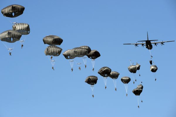 US troops land with parachutes at the military compound near Torun, central Poland, on June 7, 2016, as part of the NATO Anaconda-16 military exercise. - Sputnik International