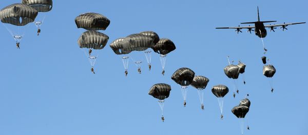 US troops land with parachutes at the military compound near Torun, central Poland, on June 7, 2016, as part of the NATO Anaconda-16 military exercise. US troops land with parachutes at the military compound near Torun, central Poland, on June 7, 2016, as part of the NATO Anaconda-16 military exercise. - Sputnik International
