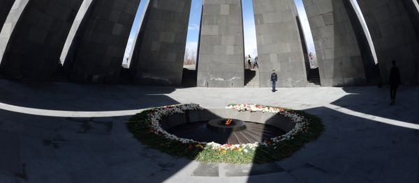 The eternal flame at the Tsitsernakaberd Armenian genocide memorial complex - Sputnik International