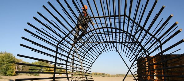 Putting together reinforcement for bridge pillars. File photo - Sputnik International
