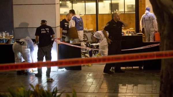 Israeli police officers examine the scene of a shooting attack in Tel Aviv, Israel, Wednesday, June 8, 2016 - Sputnik International