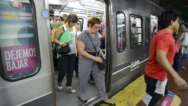 Commuters leave a subway car in Buenos Aires, on March 31, 2016 Commuters leave a subway car in Buenos Aires, on March 31, 2016 - Sputnik International