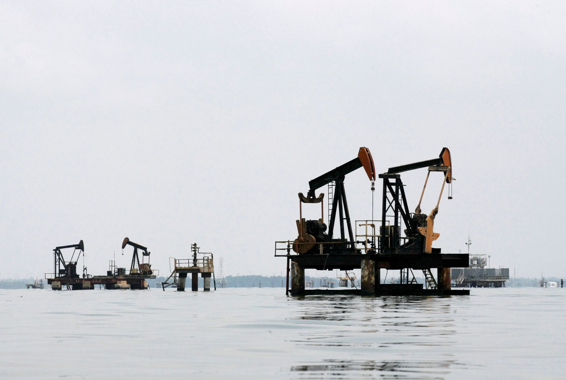 Oil pumps are seen in Lake Maracaibo, in Lagunillas, Ciudad Ojeda, in the state of Zulia, Venezuela, March 20, 2015 Oil pumps are seen in Lake Maracaibo, in Lagunillas, Ciudad Ojeda, in the state of Zulia, Venezuela, March 20, 2015 - Sputnik International, 1920, 03.01.2022
