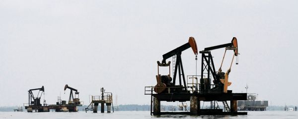 Oil pumps are seen in Lake Maracaibo, in Lagunillas, Ciudad Ojeda, in the state of Zulia, Venezuela, March 20, 2015 - Sputnik International